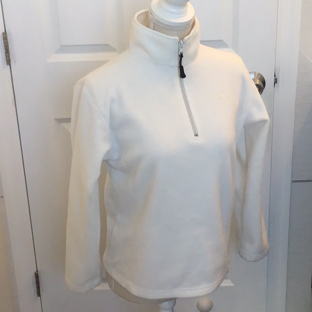 Size S Snozu like new White winter warm top.Great for runners,skiers 100% Poly